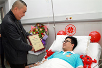 中国造血干细胞捐献者资料库业务科副科长曾赟向颜淋颁发捐献证书