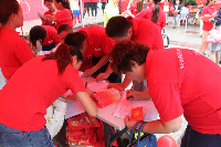 踊跃填写献血表格的伙伴们