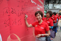 完美伙伴在签名板上签下名字