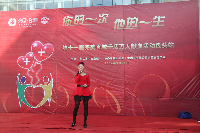 献血现场歌手激情献唱