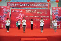 活动开场节目——“感恩的心”