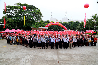 领导、嘉宾与完美员工、经销商一同进行排字大合影