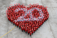 完美员工组成爱心方阵