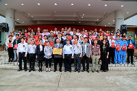 出席活动的领导、嘉宾与获奖员工、经销商合影