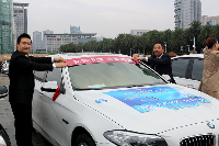 完美人正在装饰自驾游车辆