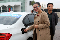 为准备出发的车辆添加燃油宝