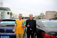 参加活动的完美人准备将燃油宝倒进油箱