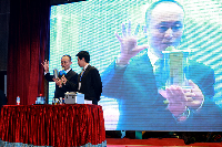 王立伟总监在大讲堂演示燃油宝效果