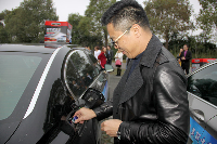 完美伙伴赵明先生为爱车加注燃油宝