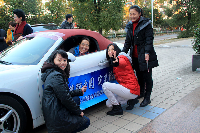 分公司员工在精心装扮豪车