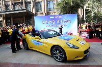 于显文总经理和资深客户总监陈昌仁为名车注入燃油宝