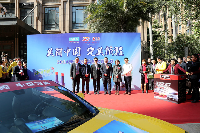 新快报领导、资深客户总监与公司领导合照（顺序由左至右：陆卫国、陈红江、员鹏、于显文、张潇、陈昌仁）