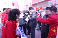 过往群众详细了解完美产品