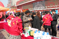 过往群众在完美展台前了解完美产品