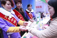 顾客试用润手霜