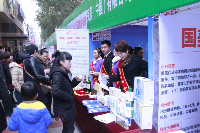 顾客试饮沙棘茶