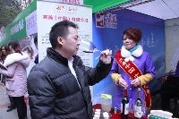 顾客试饮葡萄酒