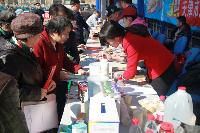 工作人员讲解产品功效