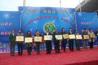 广西分公司何巧明总经理代表公司接受牌匾