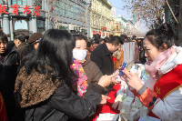 工作人员向咨询者介绍玛丽艳产品