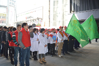 完美消费维权义工组成方阵与工商、医院、药监等部门一起参与本次活动