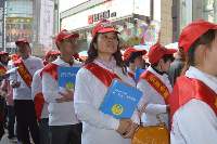 手捧新消法材料的完美义工队伍