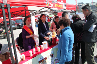 工作人员讲解产品