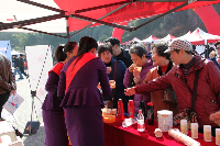 消费者争相试饮