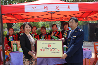 楚雄市消费者协会秘书长李建祥为云南分公司颁奖