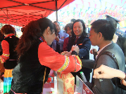 楚雄州工商局余琼芬副局长参观完美展位