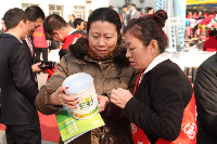 工作人员热情的向顾客介绍产品