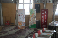 会场里摆放的完美X展架