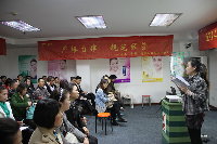 专卖店店主正在认真听讲