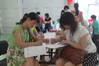 伙伴们认真填写献血表格