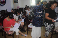 填写献血表格的志愿者