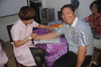 准备献血的志愿者在献血前体检