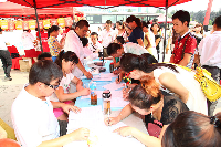 活动报名现场场面火爆