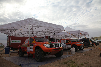 营地中整装待发的赛车