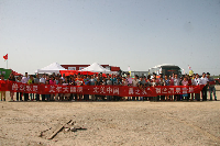 酒泉、嘉峪关地区经销商代表与两位车手合影