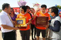 酒泉、嘉峪关地区经销商向二位车手赠送夜光杯