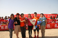 酒泉、嘉峪关地区的经销商代表向二位车手送花