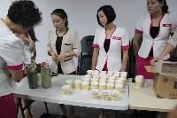 献血活动工作人员在为献血伙伴准备营养餐