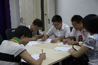 献血伙伴在认真填写报名献血表格