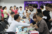 献血活动现场人山人海