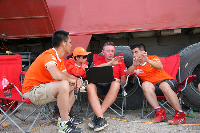 周勇与外籍顾问分析比赛中的各种数据