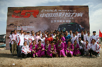 探营的经销商与车手合影