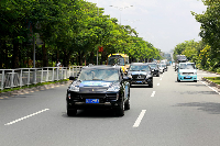 行驶中的完美车队井然有序