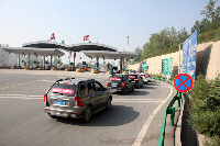 完美车队井然有序地上高速