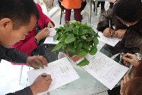 完美人在认真填表中