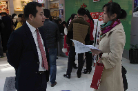 司发明总经理接受新消息报记者采访中